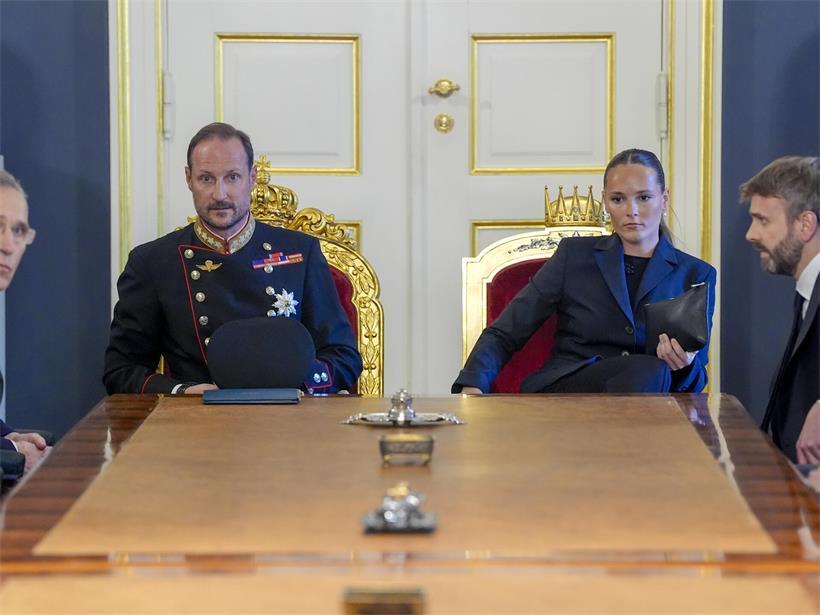 Die Regierung tritt am Freitag nach dem Tod von König Harald V. zu einer außerordentlichen Kabinettssitzung im Palast in Anwesenheit des neuen norwegischen Königs und bisherigen Kronprinzen Haakon (l) und seiner Tochter Ingrid Alexandra (r) zusammen