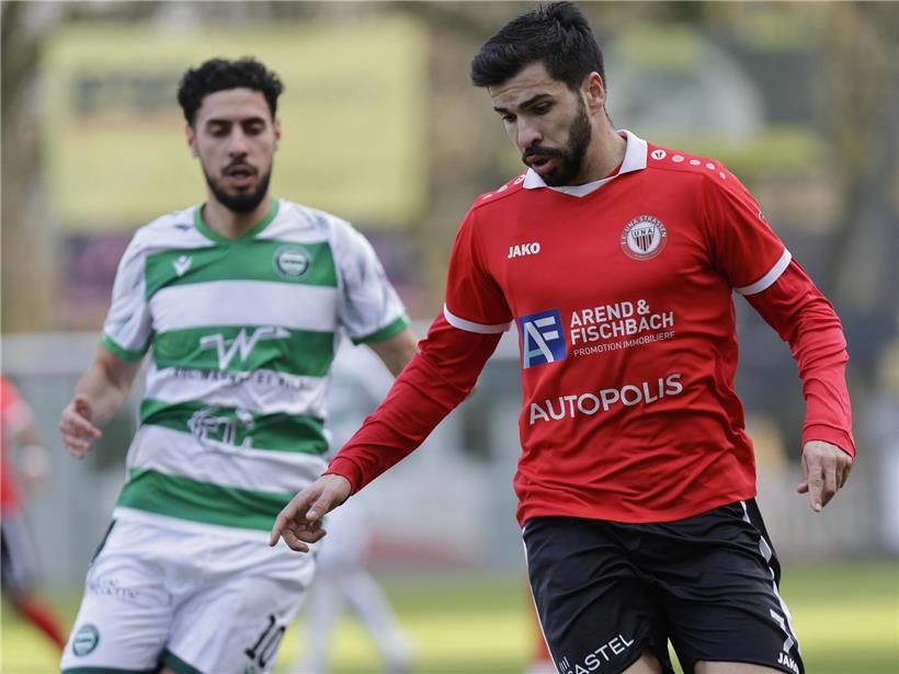 Matheus Souza und Strassen enttäuscht auf der unerwarteten Reise nach Hostert, Landschaft im Hintergrund