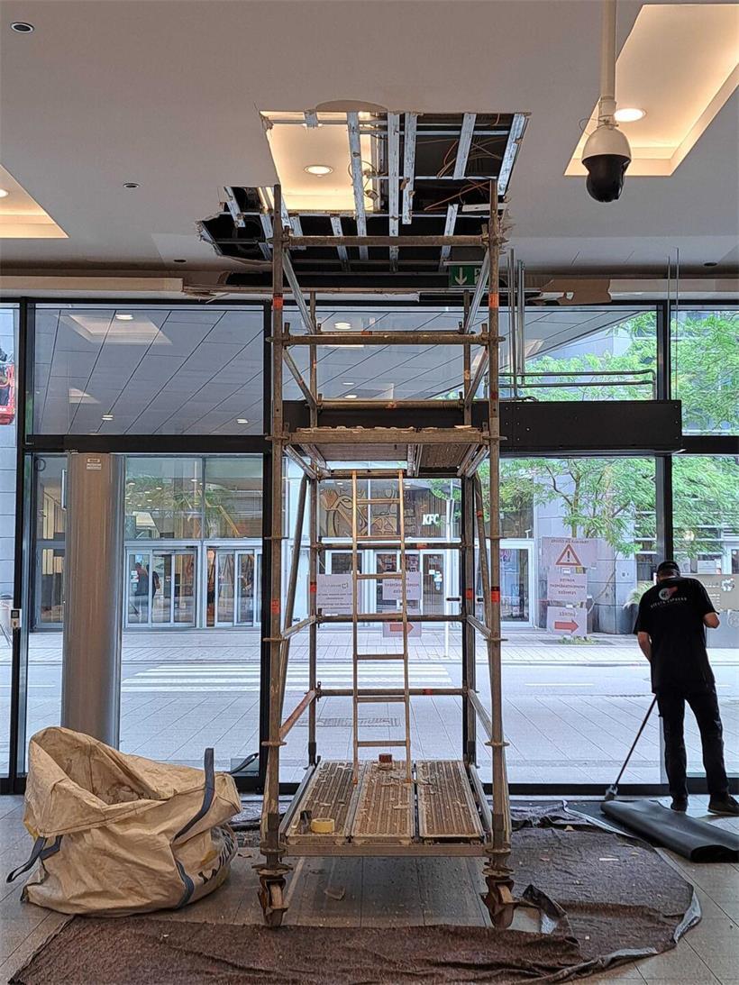 Reparaturarbeiten an einer Baustelle mit Arbeitern und Maschinen am Dienstag startend
