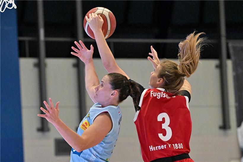 Magaly Meynadier und Sofie Fuglsang stehen nebeneinander, Saisonende für beide Handballspielerinnen
