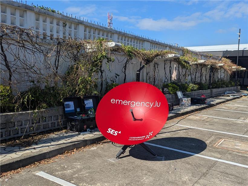 Satellitenantenne von emergency.lu für schnelle Katastrophenkommunikation und Notfallvernetzung