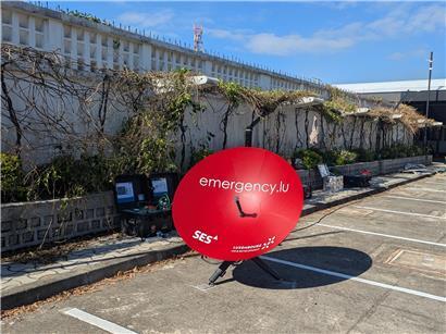 Satellitenantenne von emergency.lu für schnelle Katastrophenkommunikation und Notfallvernetzung