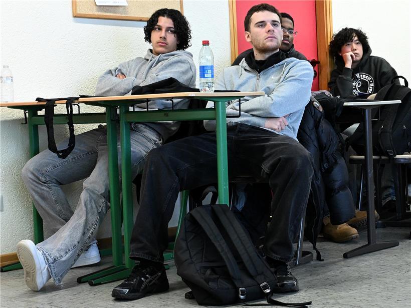 Schüler hören aufmerksam zu und stellen Fragen in einer interaktiven Unterrichtsstunde