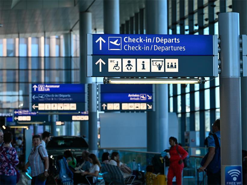 Flugzeug am Himmel vor Sommerferienbeginn – Unsicherheit über Flugbetrieb während der Sommerferien
