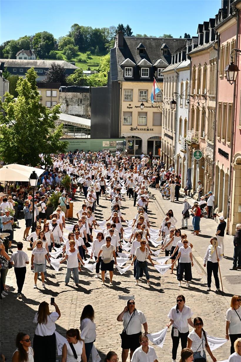 Springprozession in Echternach mit traditioneller Tracht beim historischen Festumzug über den Marktplatz