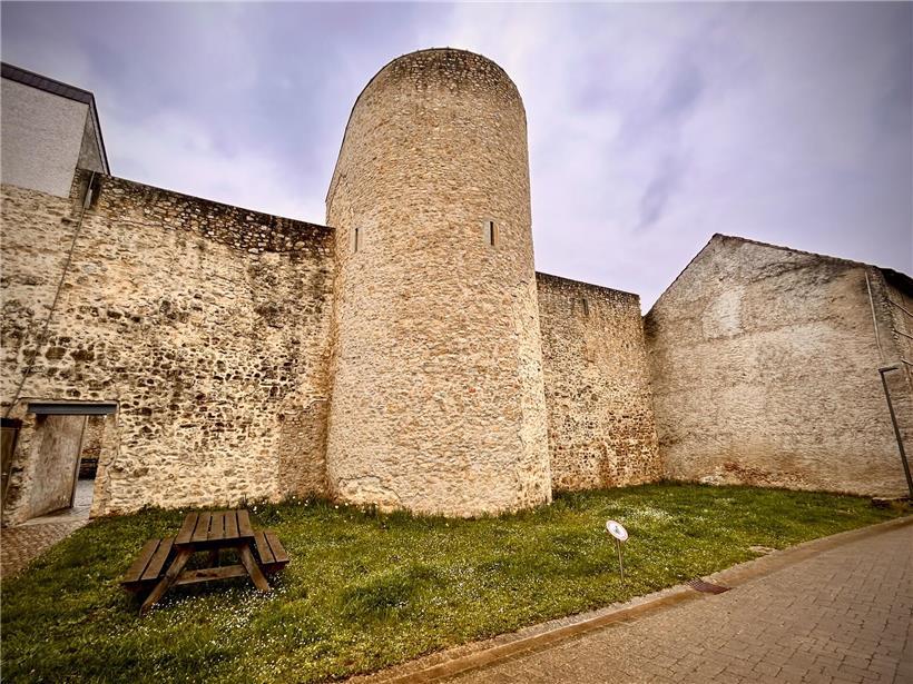 Stadtmauer in rechteckiger Form, circa 280x250 Meter großes historisches Viereck, alte Stadtbefestigung sichtbar