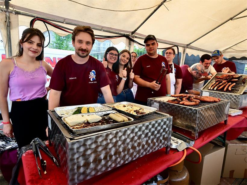 ACEL-Studentenball feiert 25. Jubiläum Stände mit Studentenangeboten und Dekorationen auf dem Studentebal, festliche Atmosphäre und Menschen im Hintergrund