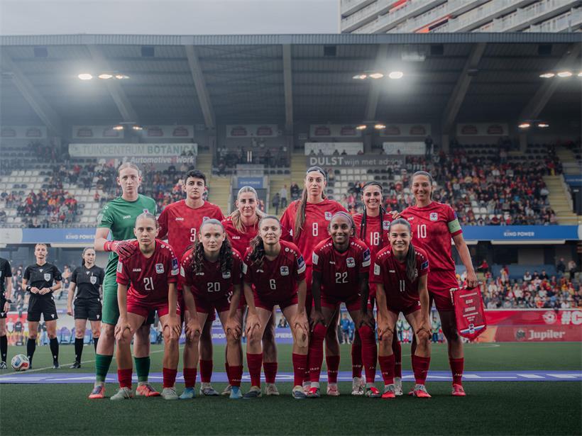 „Rote Löwinnen“ unterliegen dem Favoriten nach starker erster Hälfte Startelf der Gäste auf dem Fußballfeld vor Spielbeginn in sportlicher Mannschaftsaufstellung