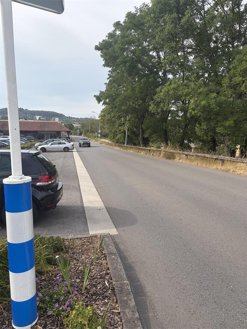 „Kompass für die nächsten 25 Jahre“ – Niederanven stellt Plan für „Am Sand“ vor Straße Routscheed mit Fußgängern und Bäumen, geplant als autofreie Perlenkette für nachhaltige Mobilität