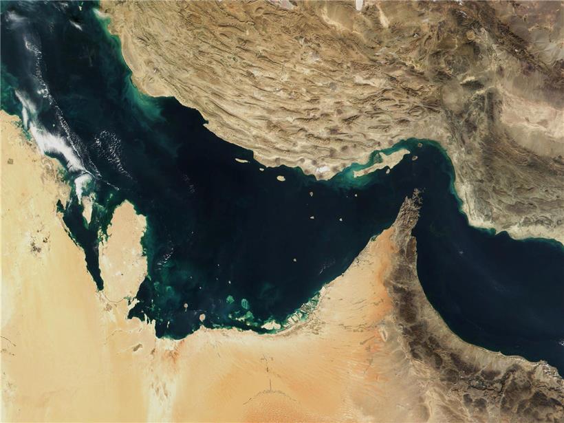 Straße von Hormus mit Schiffen im Hafen als Symbol der geopolitischen Krise im Nahen Osten