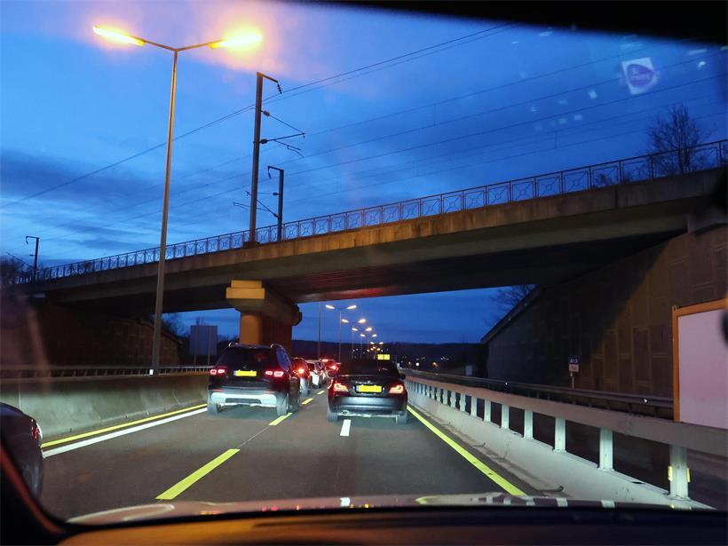 Die Straßenbauverwaltung arbeitet an zwei aufeinanderfolgenden Nächten an der Wildbrücke auf der A13