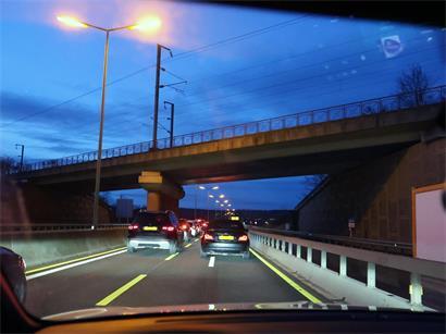 Die Straßenbauverwaltung arbeitet an zwei aufeinanderfolgenden Nächten an der Wildbrücke auf der A13