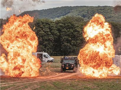 Strategie Konzept mit Zielscheibe und Pfeil im Zentrum als Symbol für erfolgreichen Volltreffer und zielgerichtetes Handeln