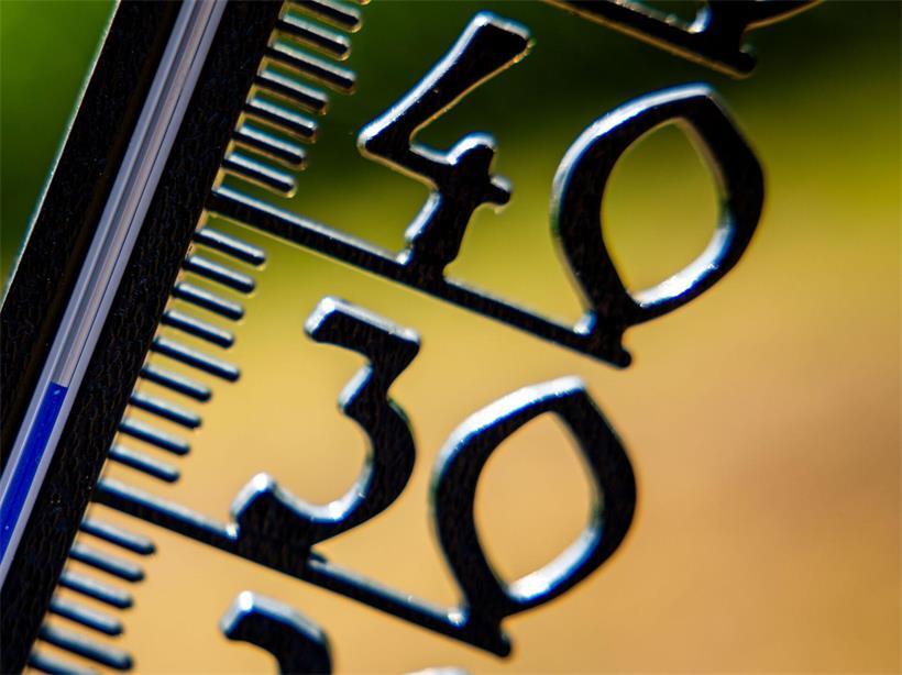 Steigende Temperaturen im Sommer, warme Wetterentwicklung mit Sonnenschein und wolkenlosem Himmel