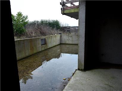 Terrasse eines unfertigen Neubaus steht unter Wasser, Käufer zahlen trotz Bauverzögerung Kreditraten