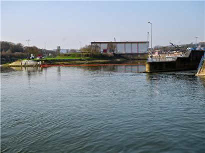 Forscher in Labor bei laufenden Untersuchungen mit moderner Technik und Analysegeräte