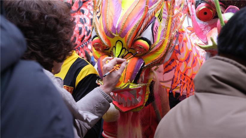 Chinesisches Neujahr 2026 in Luxemburg: Das Jahr des Feuerpferds bringt Bewegung in die Oberstadt Vertreter der Hauptstadt und Institutionen malen Drachenaugen auf, um den Drachen symbolisch zu erwecken und zu beleben