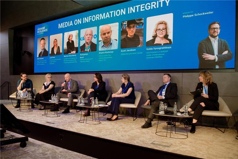 Vertreter des Disinformation Panels bei Diskussion zu Desinformation und Medienkompetenz, inklusive Moderator Philippe Schockweiler