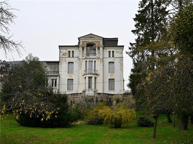 Villa Koppes von 1901, historisches Glasmalerhaus mit geplantem modernem Anbau, Straßensicht auf das Hauptgebäude