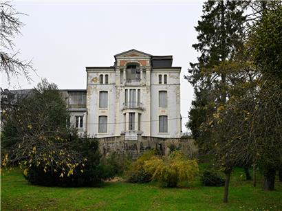 Villa Koppes von 1901, historisches Glasmalerhaus mit geplantem modernem Anbau, Straßensicht auf das Hauptgebäude