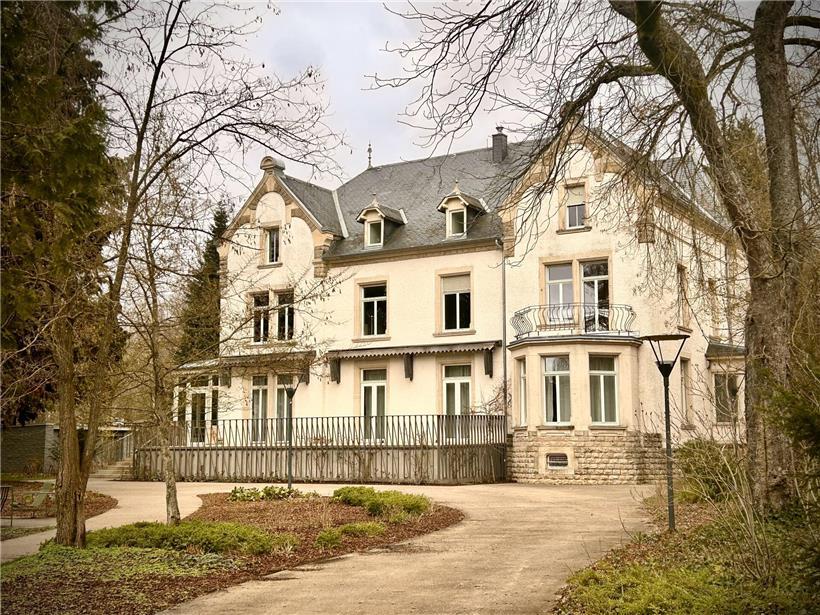 Villa in Steinfort mit Terrasse und Gartengestaltung vor geplanter Wiedereröffnung als Restaurant