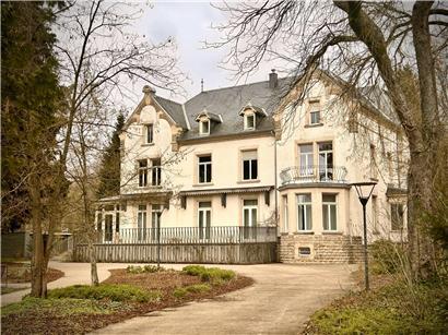 Villa in Steinfort mit Terrasse und Gartengestaltung vor geplanter Wiedereröffnung als Restaurant