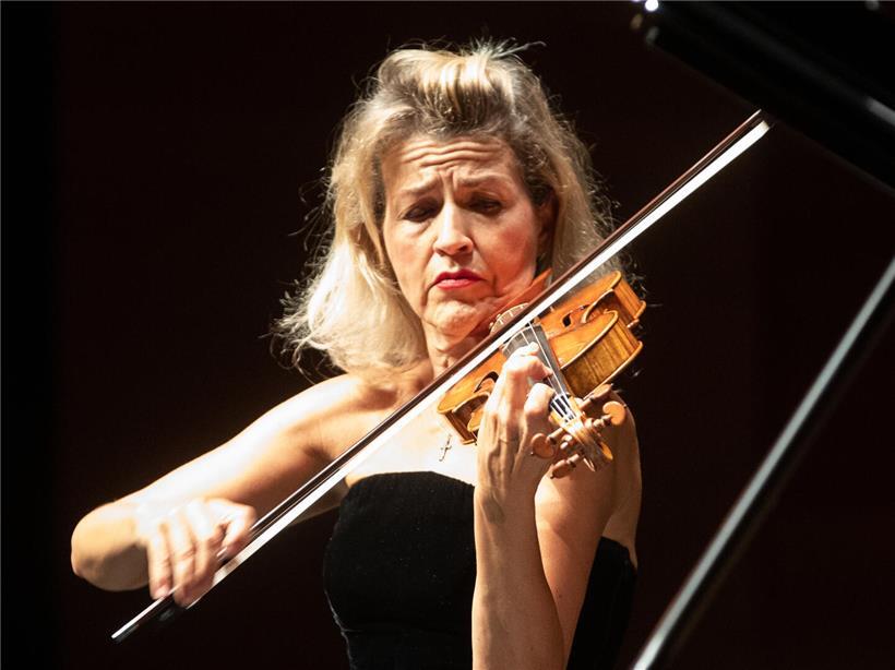 Anne-Sophie Mutter spielt Geige 2021 bei Konzert in Luxemburg, bekannte Violinistin mit beeindruckender Bühnenpräsenz