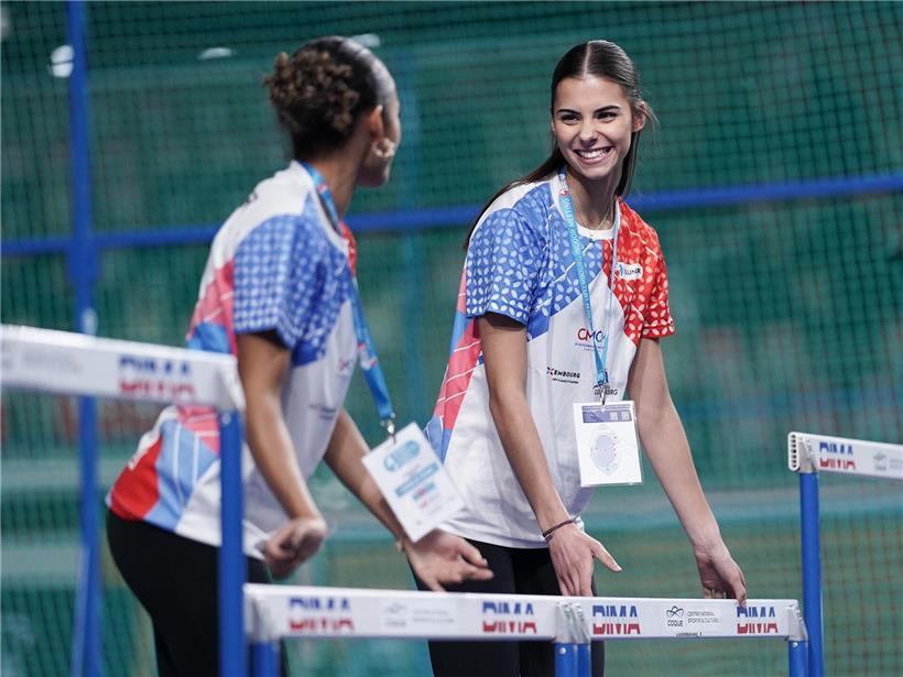 Freiwillige Volunteers unterstützen engagiert bei der Organisation großer Events und Großveranstaltungen.