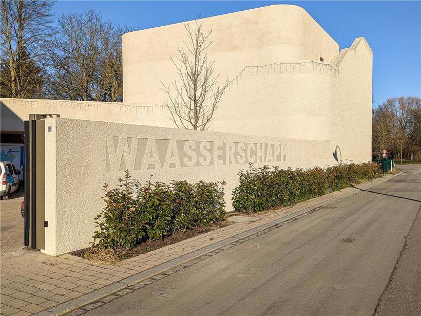 Moderne Wasseraufbereitungsanlage mit innovativem Architekturdesign und technischer Ausstattung im Industrieumfeld