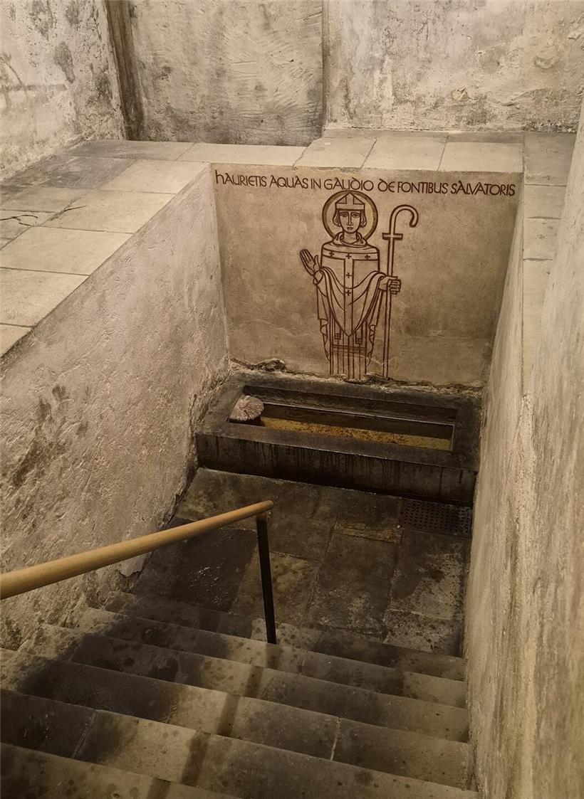 Willibrordusquelle in Seitengang neben der historischen Grabstätte von Willibrord, wichtiger Pilgerort und Heilquelle