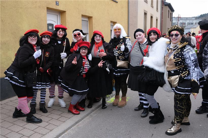 Zackeg Hénger aus Petingen feiern fröhlich zusammen in ausgelassener Stimmung bei lokalem Fest