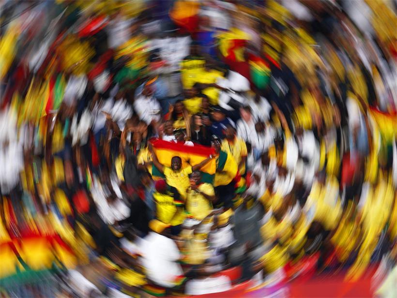 Zufriedene Zuschauer genießen spannende Unterhaltung bei einer lebhaften Veranstaltung im Freien