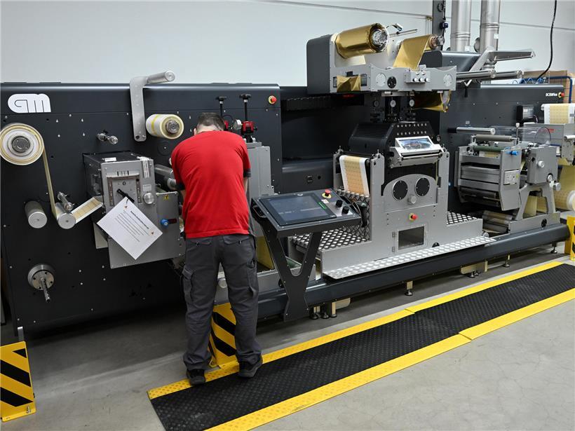 Etikettendruckmaschine beim Veredeln von Etiketten, hochwertige Label-Produktion in moderner Drucktechnik