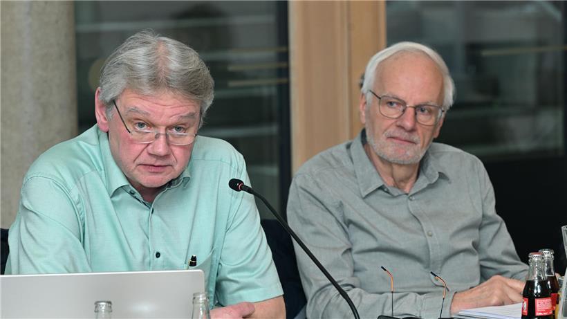 Patrick Gesellchen und Carlo Neu, CSV-Oppositionsräte, stehen nebeneinander und lächeln in die Kamera