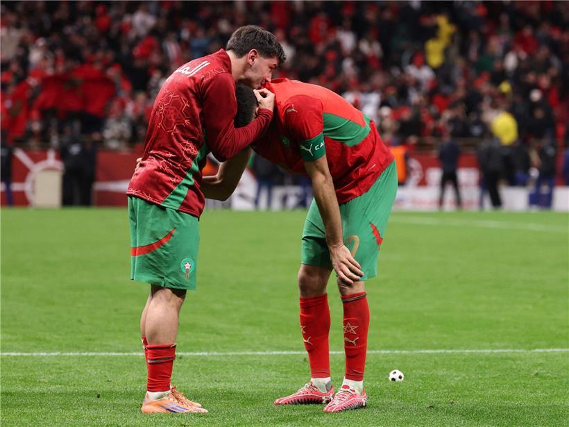 Brahim Diaz und Achraf Hakimi, marokkanische Fußballstars im Trikot auf dem Spielfeld