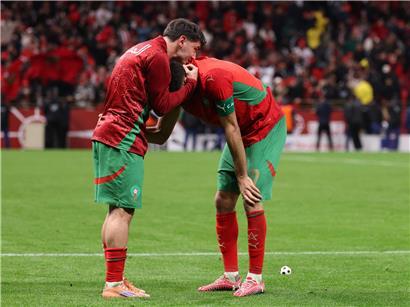 Brahim Diaz und Achraf Hakimi, marokkanische Fußballstars im Trikot auf dem Spielfeld