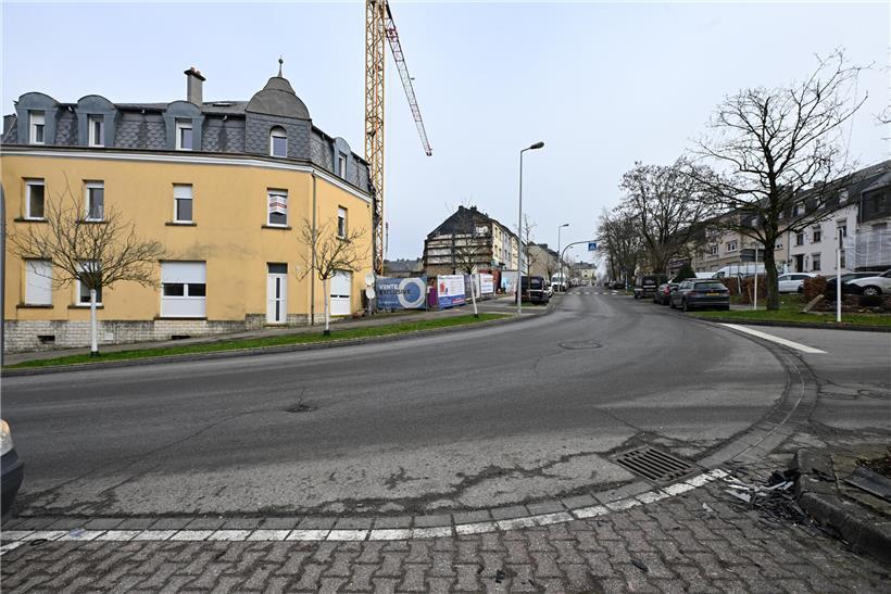 Kurve mit sieben Polizeiunfällen im Jahr 2025, Unfallstelle mit Warnschildern und Leitplanke bei Tageslicht