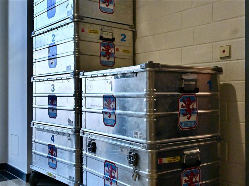 Blaue Zahlen auf Boxen als Erkennungszeichen für FLF-Damen-Material im Lager