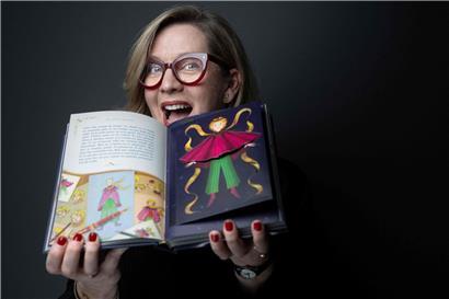 Miraphora Mina von MinaLima hält die neue MinaLima-Ausgabe von „Der kleine Prinz“ bei einem Fotoshooting