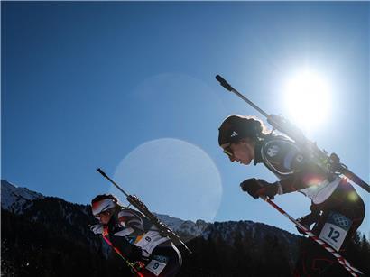 Vanessa Voigt, deutsche Biathletin, verlässt soziale Netzwerke und zeigt entschlossenen Blick beim Training