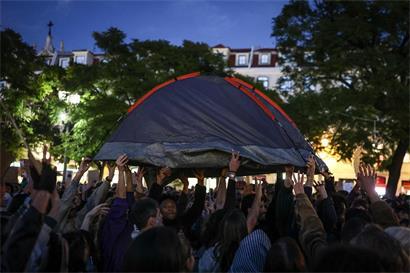 Die einzige „Wohnung“, die sie sich noch leisten können: Demonstration auf dem Rossio-Platz in Lissabon 