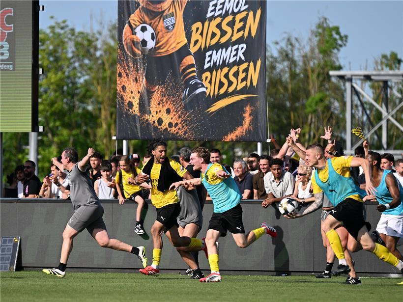Jubelnde Fußballspieler unmittelbar nach dem Schlusspfiff des Spiels, Emotionen und Teamgeist sichtbar