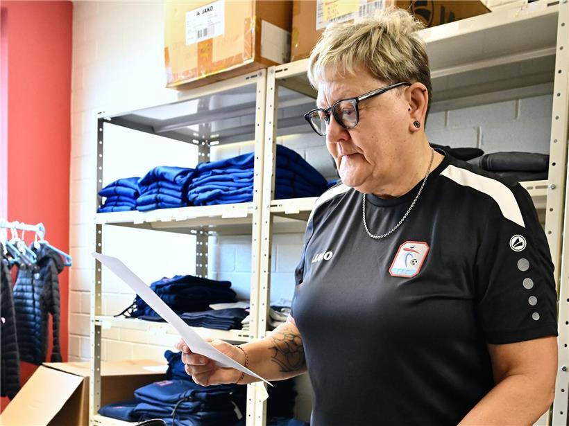 Ehemalige Polizistin konzentriert sich aufmerksam auf Details bei der Arbeit, symbolisiert Genauigkeit und Beobachtungsgabe