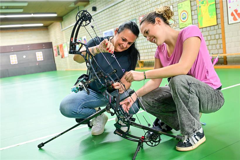Mutter und Tochter lachen gemeinsam im Park, stärken ihre enge und liebevolle Beziehung