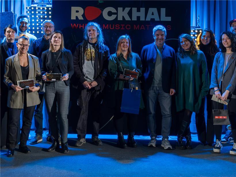 Glückliche Gewinner feiern ihren Erfolg bei einer Preisverleihung mit strahlenden Gesichtern und jubelnden Händen