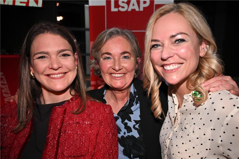 Maxime Miltgen, Pauilette Lenert und Taina Bofferding im Gespräch – künftige Präsidentin und politische Führungskräfte Luxemburgs