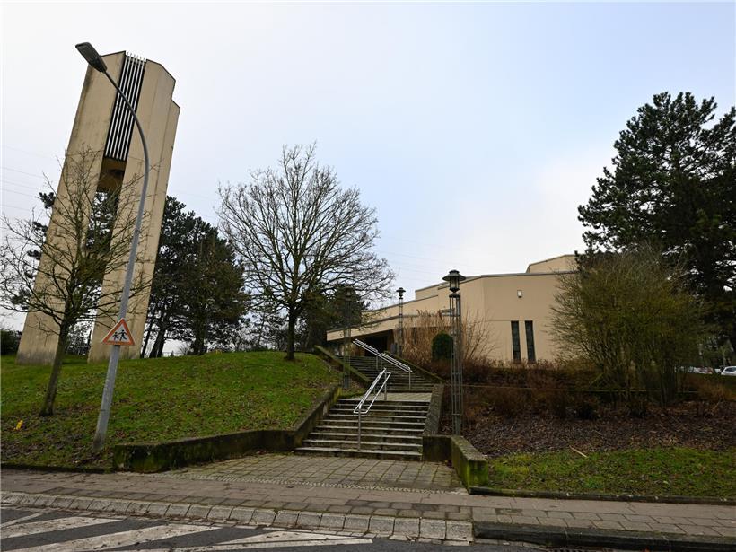 Église du Christ Ressuscité bei Sonnenaufgang, symbolische Auferstehung der historischen Kirche in ruhiger Landschaft