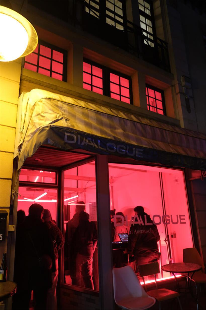 Letzte Fotos vor dem historischen Haus Deltgen mit traditioneller Architektur und grünem Vorgarten