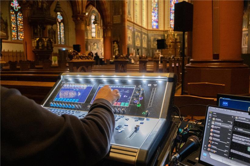 Aufbau der Bühne mit Licht- und Tontechnik in der Kirche St. Martin für das Zeltik-Prelude Festival
