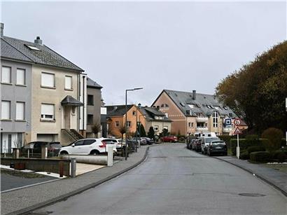 Grenze zwischen Petingen und Gemeinde Käerjeng auf Straßenbelag sichtbar, Ortsteilgrenze in Luxemburg deutlich markiert